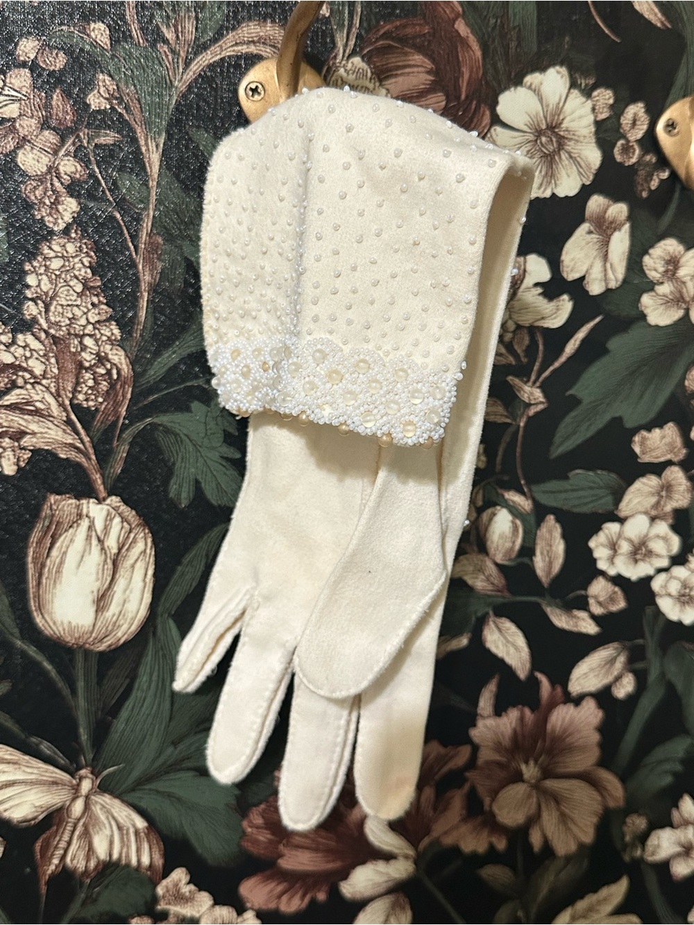 Vintage 1950s hand beaded white cream gloves